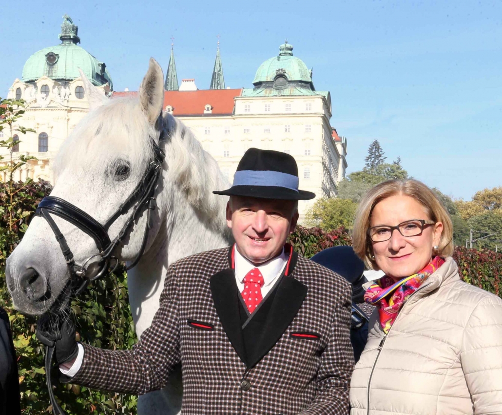 NÖ Landeshauptfrau Johanna Mikl-Leitner mit OEPS-Bundeskulturreferent Otto Kurt Knoll mit einem Schimmel vor dem Stift Klosterneuburg, Niederösterreich. © NOEPS