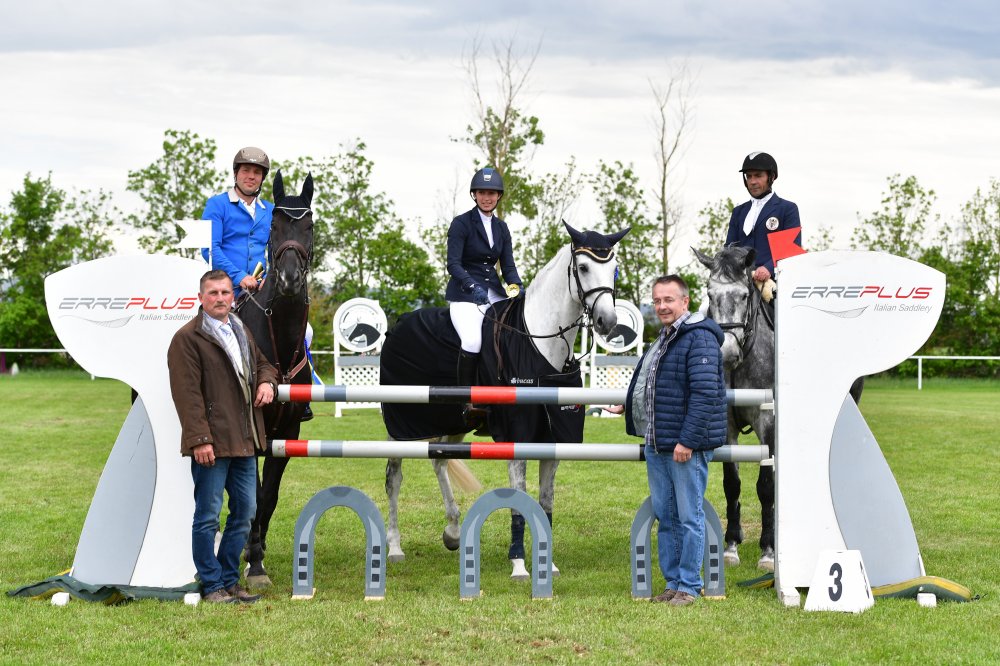 Sponsor Günter Keglovits und NOEPS Springreferent Martin Goiser gratulierten Vanessa Kohlschütter zum Sieg im ERREPLUS Amateurcup. © HORSIC.com