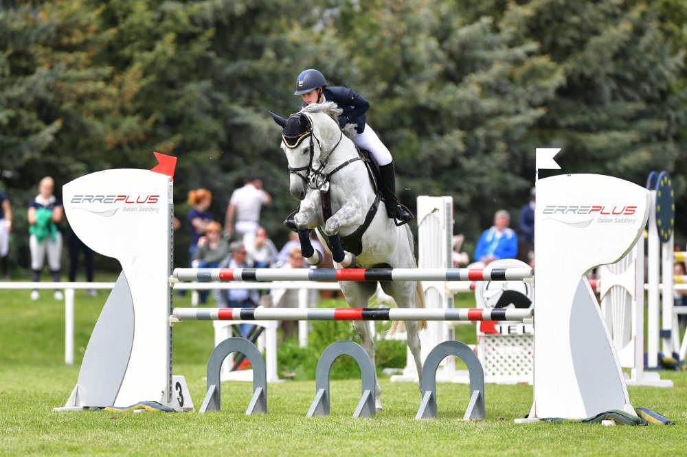 Vanessa Kohlschütter und Lelukis VMK auf dem Weg zum Sieg im ERREPLUS Amateurcup. © HORSIC.com