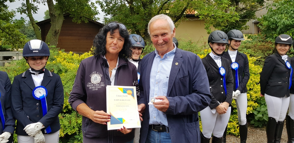 Karin Karlovatz wurde vom Präsidenten des NÖ Pferdesportverbandes NOEPS Ing. KR Gerold Dautzenberg mit dem Goldenen Ehrenzeichen des NOEPS ausgezeichnet. © NOEPS