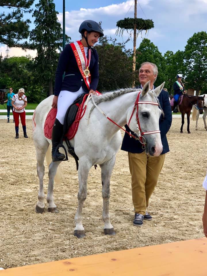 OEPS und NOEPS Vizepräsident Ericht Huber-Tentschert gratulierte Nika Kulmitzer zum ÖSTM Titel 2019. © Facebook Nika Kulmitzer
