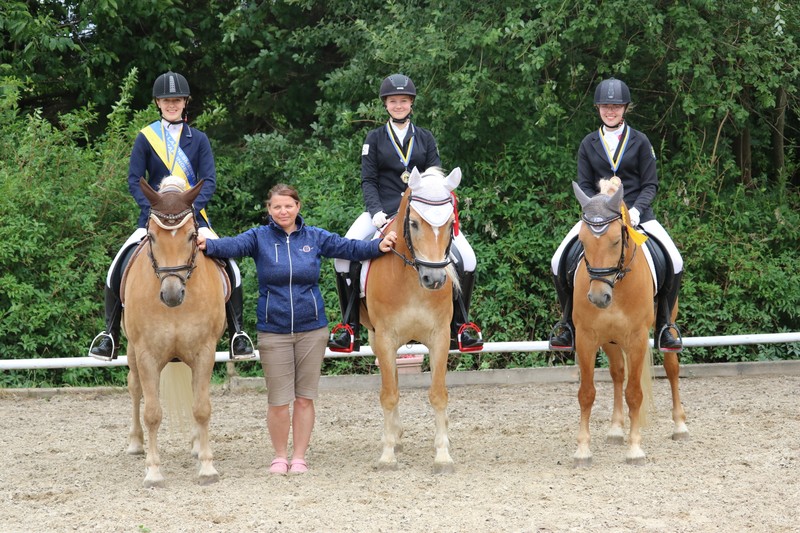 Jasmin Nadlinger und Nebiolo FM, Ulrike Lang, Lisa Pribil-Sumetsberger und Mystery vom Tannenberg, Lisa Sophie Schwaiger und Hannah. © Foto: Katharina Koch