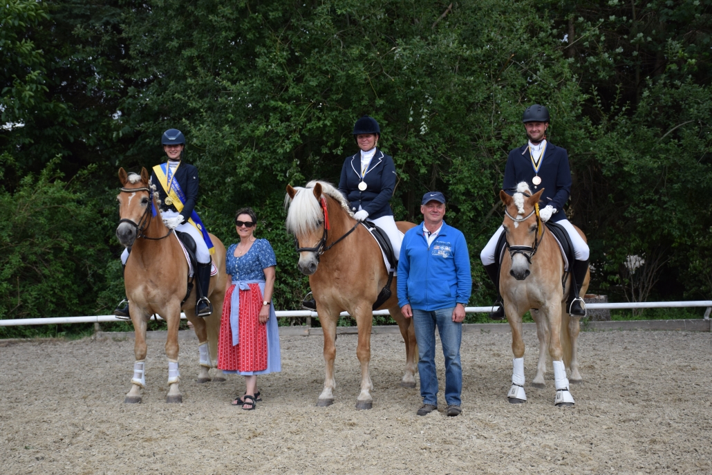 Katharina Kerschhofer und Rainhof’s Bosse, Biggi Keiblinger, Ulrike Lang und Morgenstern 3, Walter Krumböck, Roman Kienast und Wickie the Viking (von links). © Foto Marina Kienast