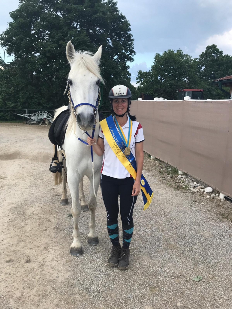 Raphaela Schmid und Adrian 9 sind die neuen NÖ Landesmeister Distanzreiten. © privat