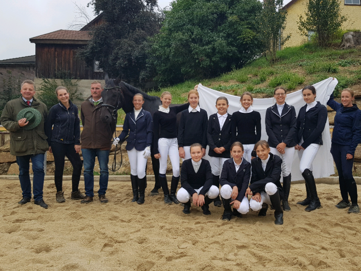 Sonderpruefung_ZuchtundAusbildungsstallHaselsteiner_cprivat Weiße Fahne bei der ersten Sonderprüfung im Zucht- und Ausbildungsstall Haselsteiner. © privat