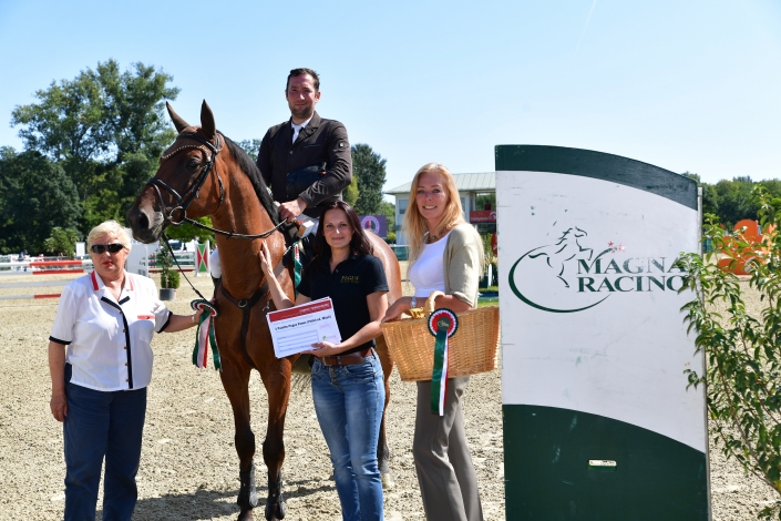WernardPhilipp_SE_PegusRisikospringcupFinale_cHORSIC Michaela Eisner von Pegus Horse Feed überreichte den Siegergutschein im Wert von EUR 400.- persönlich an Philipp Wernard (RFV St. Urban/Karnabrunn) und gratulierte gemeinsam mit Ulla Weigerstorfer. © HORSIC.com