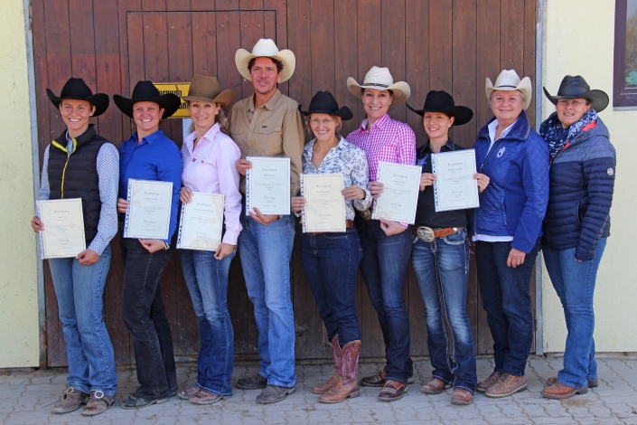 Westernreitwart_LongViewRanch_cWolfgangMichalek WRW von li nach re: Julia Wolf, Magdalena Glück, Gabriele Dautzenberg-Holzer, Manfred Saurer, Claudia Kohlhammer, Tamara Schindler, Janine Gstöttenbauer. © Wolfgang Michalek